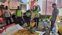 POLSEK Bangli melaksanakan proses fermentasi pembuatan cairan eco enzyme. Pembuatan dilakukan di halaman Polsek Bangli, Senin (18/9/2023). Foto: ist POLSEK Bangli melaksanakan proses fermentasi pembuatan cairan eco enzyme. Pembuatan dilakukan di halaman Polsek Bangli, Senin (18/9/2023). Foto: ist
