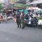 PETUGAS Satpol PP Kota Denpasar bersama Tim Gabungan Desa Dauh Puri Kelod melaksanakan penertiban pasar tumpah di atas trotoar, Kamis (21/9/2023). Foto: ist