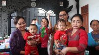 SAGUNG Antari Jaya Negara didampingi Ayu Kristi Arya Wibawamenyerahkan paket bantuan BKB Kits Stunting di dua lokasi di Kecamatan Denpasar Barat pada Senin (4/9/2023). Foto: ist SAGUNG Antari Jaya Negara didampingi Ayu Kristi Arya Wibawamenyerahkan paket bantuan BKB Kits Stunting di dua lokasi di Kecamatan Denpasar Barat pada Senin (4/9/2023). Foto: ist