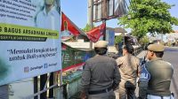 SATPOL PP Kabupaten Buleleng melakukan penertiban atribut parpol yang melanggar. Foto: ist SATPOL PP Kabupaten Buleleng melakukan penertiban atribut parpol yang melanggar. Foto: ist