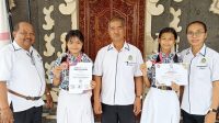 KEPALA SMP PGRI 7 Denpasar, Ketut Riasa, foto bersama siswa berprestasi Sagung Nadia Gantari dan Cinta Diana Dewi, didampingi guru Ni Luh Putu Rusmianti dan I Wayan Mundra. Foto: tra KEPALA SMP PGRI 7 Denpasar, Ketut Riasa, foto bersama siswa berprestasi Sagung Nadia Gantari dan Cinta Diana Dewi, didampingi guru Ni Luh Putu Rusmianti dan I Wayan Mundra. Foto: tra