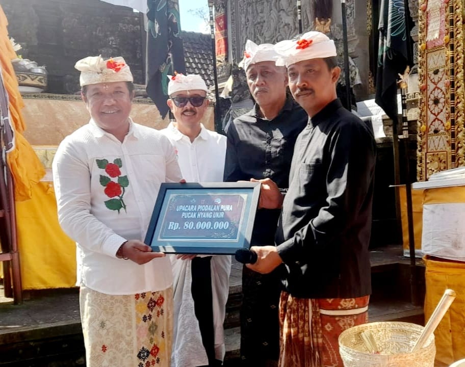 BUPATI Bangli, Sang Nyoman Sedana Arta, menyerahkan bantuan dana banten upasaksi untuk Pura Pucak Hyang Ukir Rp80 juta pada Selasa (26/9/2023). Foto: ist