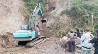 PROSES pencarian dan evakuasi korban tertimbun longsor di Tukad Taksu, Desa Buana Giri, Kecamatan Bebandem, Karangasem. Di balik peristiwa tebing longsor yang menewaskan tiga orang penggali batu hitam pada Senin (11/9/2023),Tukad Taksu ternyata menyimpan kisah mistis. Foto: ist PROSES pencarian dan evakuasi korban tertimbun longsor di Tukad Taksu, Desa Buana Giri, Kecamatan Bebandem, Karangasem. Di balik peristiwa tebing longsor yang menewaskan tiga orang penggali batu hitam pada Senin (11/9/2023),Tukad Taksu ternyata menyimpan kisah mistis. Foto: ist