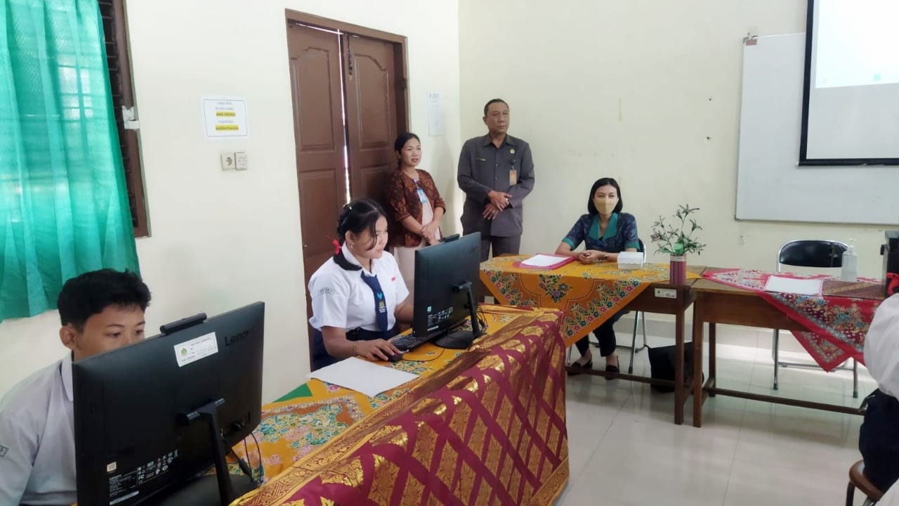 KADISDIKPORA AA Gede Wiratama saat memantau pelaksanaan ANBK di SMP PGRI 2 Denpasar, Selasa (19/9/2023). Foto: ist