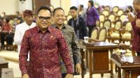 ADI Wiryatama memasuki ruang sidang utama DPRD Bali bersama Pj. Gubernur Bali, Sang Made Mahendra Jaya (di belakangnya), saat rapat paripurna yang kali pertama dihadiri Pj. Gubernur, Senin (2/10/2023). Foto: ist ADI Wiryatama memasuki ruang sidang utama DPRD Bali bersama Pj. Gubernur Bali, Sang Made Mahendra Jaya (di belakangnya), saat rapat paripurna yang kali pertama dihadiri Pj. Gubernur, Senin (2/10/2023). Foto: ist