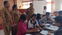PROSES administrasi penyaluran bansos kepada siswa SMP di Kota Denpasar yang masuk dalam kategori Pensasaran Percepatan Penghapusan Kemiskinan Ekstrem (P3KE). Foto: tra PROSES administrasi penyaluran bansos kepada siswa SMP di Kota Denpasar yang masuk dalam kategori Pensasaran Percepatan Penghapusan Kemiskinan Ekstrem (P3KE). Foto: tra