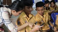 BAWASLU Gianyar memandu siswa SMA Negeri 1 Sukawati melakukan pengecekan dirinya di aplikasi Cek DPT Online. Foto: ist BAWASLU Gianyar memandu siswa SMA Negeri 1 Sukawati melakukan pengecekan dirinya di aplikasi Cek DPT Online. Foto: ist