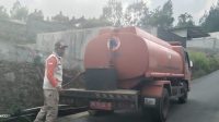 BPBD dan Damkar Bangli distribusikan bersih ke Desa Siakin. Foto: ist BPBD dan Damkar Bangli distribusikan bersih ke Desa Siakin. Foto: ist