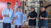 BUPATI Badung, Nyoman Giri Prasta, menyerahan secara simbolis dana hibah dan bantuan keuangan khusus (BKK) kepada Pemkab Klungkung yang diterima Bupati Klungkung, I Nyoman Suwirta, di Wantilan Desa Nyalian Banjarangkan Klungkung, Rabu (18/10/2023). Foto: ist BUPATI Badung, Nyoman Giri Prasta, menyerahan secara simbolis dana hibah dan bantuan keuangan khusus (BKK) kepada Pemkab Klungkung yang diterima Bupati Klungkung, I Nyoman Suwirta, di Wantilan Desa Nyalian Banjarangkan Klungkung, Rabu (18/10/2023). Foto: ist