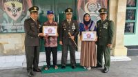 DANDIM 1619/Tabanan Letkol Inf. Riza Taufiq Hasan didampingi Kakanminvetcad IX/24 Mayor Inf. I Made Wardana memberikan bingkisan kepada veteran PKRI dan warakawuri, Rabu (4/10/2023). Foto: ist DANDIM 1619/Tabanan Letkol Inf. Riza Taufiq Hasan didampingi Kakanminvetcad IX/24 Mayor Inf. I Made Wardana memberikan bingkisan kepada veteran PKRI dan warakawuri, Rabu (4/10/2023). Foto: ist