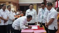 BUPATI Karangasem, I Gede Dana, menyaksikan penandatanganan komitmen para perbekel dan lurah mengintensifkan pemungutan PBB-P2, Rabu (4/10/2023) di Wantilan Sabha Prakerthi Kantor Bupati Karangasem. Foto: ist BUPATI Karangasem, I Gede Dana, menyaksikan penandatanganan komitmen para perbekel dan lurah mengintensifkan pemungutan PBB-P2, Rabu (4/10/2023) di Wantilan Sabha Prakerthi Kantor Bupati Karangasem. Foto: ist