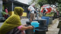 CALEG Partai Gerindra, Rannya Agustyra Kristiono, bersama Yayasan HBK Peduli, membagikan air bersih kepada warga terdampak kekeringan di Pulau Lombok. Salah satunya, di Desa Guntur Macan, Kecamatan Gunungsari, Lobar. Foto: ist CALEG Partai Gerindra, Rannya Agustyra Kristiono, bersama Yayasan HBK Peduli, membagikan air bersih kepada warga terdampak kekeringan di Pulau Lombok. Salah satunya, di Desa Guntur Macan, Kecamatan Gunungsari, Lobar. Foto: ist