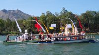 PUNCAK Karya Agung Danu Kerthi, Tawur Agung Labuh Gentuh, Meras Danu lan Gunung, Bhakti Pakelem ring Segara lan Puncak Gunung Batur, Mapaselang lan Mapadanan berlangsung Tilem Kapat, Sabtu (14/10) lalu. Upacara pakelem lima tahunan ini di-puput 11 sulinggih (pendeta). Foto: ist PUNCAK Karya Agung Danu Kerthi, Tawur Agung Labuh Gentuh, Meras Danu lan Gunung, Bhakti Pakelem ring Segara lan Puncak Gunung Batur, Mapaselang lan Mapadanan berlangsung Tilem Kapat, Sabtu (14/10) lalu. Upacara pakelem lima tahunan ini di-puput 11 sulinggih (pendeta). Foto: ist