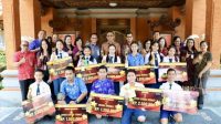WALI Kota Denpasar, IGN Jaya Negara, saat menyerahkan piala dan hadiah kepada Pemenang Lomba Inklusi Keuangan Cerdas Cermat tingkat SMP se-Kota Denpasar di Lobi Kantor Wali Kota Denpasar, Selasa (24/10/2023). Foto: ist WALI Kota Denpasar, IGN Jaya Negara, saat menyerahkan piala dan hadiah kepada Pemenang Lomba Inklusi Keuangan Cerdas Cermat tingkat SMP se-Kota Denpasar di Lobi Kantor Wali Kota Denpasar, Selasa (24/10/2023). Foto: ist