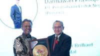 DIREKTUR Legal & Manajemen Human Capital PT PLN, Yusuf Didi Setiarto, saat menerima penghargaan mewakili Dirut PLN. Foto: ist DIREKTUR Legal & Manajemen Human Capital PT PLN, Yusuf Didi Setiarto, saat menerima penghargaan mewakili Dirut PLN. Foto: ist