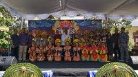 KEPALA Dinas Pendidikan Kepemudaan dan Olahraga (Disdikpora) Kota Denpasar, AA Gede Wiratama: didampingi Kepala SMPN 6 Denpasar, Ni Nyoman Suci, foto bersama guru-guru SMPN 6 Denpasar seusai pentas Tari Nusantara memeriahkan puncak perayaan HUT ke-42 SMPN 6 Denpasar, Sabtu (28/10/2023). Foto: ist KEPALA Dinas Pendidikan Kepemudaan dan Olahraga (Disdikpora) Kota Denpasar, AA Gede Wiratama: didampingi Kepala SMPN 6 Denpasar, Ni Nyoman Suci, foto bersama guru-guru SMPN 6 Denpasar seusai pentas Tari Nusantara memeriahkan puncak perayaan HUT ke-42 SMPN 6 Denpasar, Sabtu (28/10/2023). Foto: ist