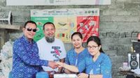 PERBEKEL Desa Pemogan, I Made Suwirya, menerima bantuan mesin pencacah plastik dari IDB Bali pada Sabtu (30/9/2023). Foto: ist PERBEKEL Desa Pemogan, I Made Suwirya, menerima bantuan mesin pencacah plastik dari IDB Bali pada Sabtu (30/9/2023). Foto: ist