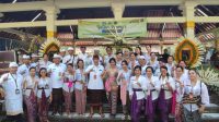KABID PSMP Disdikpora Denpasar, AA Putu Gede Astara, foto bersama Kasek Titik Farniati, serta guru SMPN 12 Denpasar usai membuka gelar karya P5 mengangkat tema Kearifan Lokal. Foto: ist KABID PSMP Disdikpora Denpasar, AA Putu Gede Astara, foto bersama Kasek Titik Farniati, serta guru SMPN 12 Denpasar usai membuka gelar karya P5 mengangkat tema Kearifan Lokal. Foto: ist