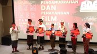 ASISTEN Perekonomian dan Pembangunan Setda Kota Denpasar, AA Gde Risnawan, menyerahkan hadiah lomba Film Dokumenter Kota Denpasar 'Summer Camp' Tahun 2023 tingkat SMP se-Kota Denpasar di Ruang Audio Visual, Gedung Dharma Negara Alaya, pada Kamis (5/10/2023). Foto: ist ASISTEN Perekonomian dan Pembangunan Setda Kota Denpasar, AA Gde Risnawan, menyerahkan hadiah lomba Film Dokumenter Kota Denpasar 'Summer Camp' Tahun 2023 tingkat SMP se-Kota Denpasar di Ruang Audio Visual, Gedung Dharma Negara Alaya, pada Kamis (5/10/2023). Foto: ist