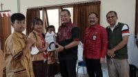 BUPATI Karangasem, I Gede Dana; didampingi Sekda I Ketut Sedana Merta, dan Kadis Pertanian, Pangan dan Perikanan, Siki Ngurah, memberi sosialisasi kepada siswa SD Insan Mandiri Karangasem terkait bahaya rabies, Jumat (6/10/2023). Foto: ist BUPATI Karangasem, I Gede Dana; didampingi Sekda I Ketut Sedana Merta, dan Kadis Pertanian, Pangan dan Perikanan, Siki Ngurah, memberi sosialisasi kepada siswa SD Insan Mandiri Karangasem terkait bahaya rabies, Jumat (6/10/2023). Foto: ist