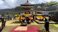 BELASAN anak-anak binaan LPKA Karangasem ngayah mereresik di Pura Bhur Loka yang berlokasi di Desa Seraya Timur, Karangasem. Foto: ist BELASAN anak-anak binaan LPKA Karangasem ngayah mereresik di Pura Bhur Loka yang berlokasi di Desa Seraya Timur, Karangasem. Foto: ist