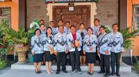 KETUA PGRI Kota Denpasar, I Ketut Suarya, dan Ketua PGRI Cabang Denpasar Selatan, Dra. Ni Wayan Raiyani, foto bersama jajaran PGRI Kota Denpasar dan Pengurus Cabang PGRI Kecamatan Denpasar Selatan sebelum pelaksanaan Konkercab PGRI Kecamatan Denpasar Selatan Tahun 2023 di SMPN 9 Denpasar, Senin (30/10/2023). Foto: tra KETUA PGRI Kota Denpasar, I Ketut Suarya, dan Ketua PGRI Cabang Denpasar Selatan, Dra. Ni Wayan Raiyani, foto bersama jajaran PGRI Kota Denpasar dan Pengurus Cabang PGRI Kecamatan Denpasar Selatan sebelum pelaksanaan Konkercab PGRI Kecamatan Denpasar Selatan Tahun 2023 di SMPN 9 Denpasar, Senin (30/10/2023). Foto: tra