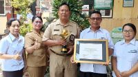 KEPALA SMP Widya Sakti Denpasar, I Wayan Nendra; didampingi para wakasek foto dengan tropi dan piagam penghargaan sekolah Adiwiyata Mandiri tingkat nasional yang diraih. Foto: tra KEPALA SMP Widya Sakti Denpasar, I Wayan Nendra; didampingi para wakasek foto dengan tropi dan piagam penghargaan sekolah Adiwiyata Mandiri tingkat nasional yang diraih. Foto: tra