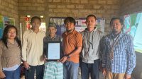 JAJARAN PLN menyerahkan surat Jaminan PLN bagi warga Poco Leok atau masyarakat sekitar PLTP Ulumbu yang telah ditandatangani Manager UPP Nusra 2, R. Harnandi Adhityo, yang diwakili Tua Gendang Gonggor, Gabriel Nganggur. Foto: ist JAJARAN PLN menyerahkan surat Jaminan PLN bagi warga Poco Leok atau masyarakat sekitar PLTP Ulumbu yang telah ditandatangani Manager UPP Nusra 2, R. Harnandi Adhityo, yang diwakili Tua Gendang Gonggor, Gabriel Nganggur. Foto: ist