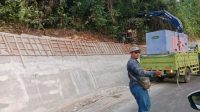JALAN Raya Amlapura-Singaraja, tepatnya di sekitar Bukit Berina, Desa Tista, Kecamatan Abang, Karangasem kembali ditata pemerintah pusat. Areal perbukitan kanan jalan disender menggunakan beton. Foto: ist JALAN Raya Amlapura-Singaraja, tepatnya di sekitar Bukit Berina, Desa Tista, Kecamatan Abang, Karangasem kembali ditata pemerintah pusat. Areal perbukitan kanan jalan disender menggunakan beton. Foto: ist