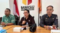 KORDIV Pencegahan, Partisipasi Masyarakat, dan Hubungan Masyarakat Bawaslu Bali, Ketut Ariyani (tengah) memaparkan materi terkait urgensi pemilih pemula dalam pengawasan Pemilu 2024, Senin (9/10/2023). Foto: ist KORDIV Pencegahan, Partisipasi Masyarakat, dan Hubungan Masyarakat Bawaslu Bali, Ketut Ariyani (tengah) memaparkan materi terkait urgensi pemilih pemula dalam pengawasan Pemilu 2024, Senin (9/10/2023). Foto: ist