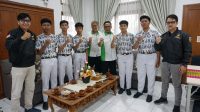 LIMA atlet Esports Free Fire berpamitan dengan Sekda Klungkung, Anak Agung Gede Lesmana, Rabu (4/10/2023). Foto: ist LIMA atlet Esports Free Fire berpamitan dengan Sekda Klungkung, Anak Agung Gede Lesmana, Rabu (4/10/2023). Foto: ist