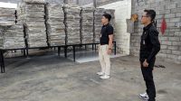 KETUA Bawaslu Badung, Putu Hery Indrawan (kanan) saat mengawasi proses bongkar-muat logistik berupa bilik suara untuk Pemilu 2024 di gudang KPU Badung, Jumat (13/10/2023). Foto: ist KETUA Bawaslu Badung, Putu Hery Indrawan (kanan) saat mengawasi proses bongkar-muat logistik berupa bilik suara untuk Pemilu 2024 di gudang KPU Badung, Jumat (13/10/2023). Foto: ist
