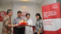 MANAJEMEN Generali menyerahkan bingkisan sehat kepada nasabah, Rabu (18/10/2023). Foto: ist MANAJEMEN Generali menyerahkan bingkisan sehat kepada nasabah, Rabu (18/10/2023). Foto: ist