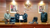 PANSUS DPRD Bangli menyepakati penetapan lima ranperda menjadi perda melalui rapat paripurna dipimpin Ketua DPRD Bangli, I Ketut Suastika; didampingi Wakil Ketua I Komang Carles di DPRD Bangli. Turut hadir Bupati Bangli, I Wayan Diar, pimpinan OPD dan BUMD di Bangli. Foto: ist PANSUS DPRD Bangli menyepakati penetapan lima ranperda menjadi perda melalui rapat paripurna dipimpin Ketua DPRD Bangli, I Ketut Suastika; didampingi Wakil Ketua I Komang Carles di DPRD Bangli. Turut hadir Bupati Bangli, I Wayan Diar, pimpinan OPD dan BUMD di Bangli. Foto: ist