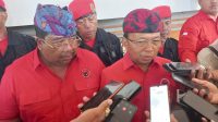 KETUA DPD PDIP Bali, Wayan Koster; didampingi Ketua DPC PDIP Buleleng, Putu Agus Suradnyana, saat member keterangan usai acara konsolidasi di Gedung Kesenian Gde Manik Singaraja, Senin (30/10/2023) sore. Foto: ist KETUA DPD PDIP Bali, Wayan Koster; didampingi Ketua DPC PDIP Buleleng, Putu Agus Suradnyana, saat member keterangan usai acara konsolidasi di Gedung Kesenian Gde Manik Singaraja, Senin (30/10/2023) sore. Foto: ist