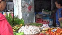 PEDAGANG di Pasar Kidul asal Desa Kayubihi. Sejak naiknya harga beras, konsumen banyak melirik ubi jalar sebagai campuran beras. Foto: ist PEDAGANG di Pasar Kidul asal Desa Kayubihi. Sejak naiknya harga beras, konsumen banyak melirik ubi jalar sebagai campuran beras. Foto: ist