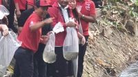 JAJARAN DPC PDIP Gianyar merayakan serentak Tumpek Uye atau Tumpek Kandang pada Sabtu (21/10/2023), dengan penebaran ikan di Dam Belega. Foto: adi JAJARAN DPC PDIP Gianyar merayakan serentak Tumpek Uye atau Tumpek Kandang pada Sabtu (21/10/2023), dengan penebaran ikan di Dam Belega. Foto: adi