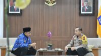 PENJABAT Gubernur NTB, H.Lalu Gita Ariadi (kiri) saat berdiskusi dengan Kapolda NTB, Irjen Raden Umar Faroq, di ruang kerja gubernur. Foto: ist PENJABAT Gubernur NTB, H.Lalu Gita Ariadi (kiri) saat berdiskusi dengan Kapolda NTB, Irjen Raden Umar Faroq, di ruang kerja gubernur. Foto: ist