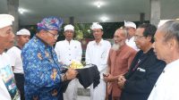 PENJABAT Gubernur NTB, Lalu Gita Ariadi (dua kiri), saat melepas mulang pekelem semeton Hindu Bali Lombok, di Pura Taman Mayura, Kota Mataram, Selasa (24/10/2023). Foto: ist PENJABAT Gubernur NTB, Lalu Gita Ariadi (dua kiri), saat melepas mulang pekelem semeton Hindu Bali Lombok, di Pura Taman Mayura, Kota Mataram, Selasa (24/10/2023). Foto: ist