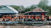 PETUGAS PLN tengah mengangkut tiang listrik yang akan dipersiapkan untuk mengalirkan listrik ke wilayah terpencil di wilayah pedalaman Kalimantan. Foto: ist PETUGAS PLN tengah mengangkut tiang listrik yang akan dipersiapkan untuk mengalirkan listrik ke wilayah terpencil di wilayah pedalaman Kalimantan. Foto: ist