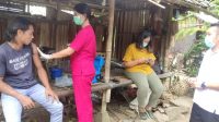 PETUGAS Puskesmas Abang I melakukan vaksinasi rabies pada warga yang digigit anjing. Foto: ist PETUGAS Puskesmas Abang I melakukan vaksinasi rabies pada warga yang digigit anjing. Foto: ist