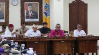 Pj. Gubernur Sang Made Mahendra Jaya bersama Ketua DPRD Bali, Nyoman Adi Wiryatama, dan para wakil ketua saat audiensi di DPRD Bali, Kamis (5/10/2023). Foto: hen Pj. Gubernur Sang Made Mahendra Jaya bersama Ketua DPRD Bali, Nyoman Adi Wiryatama, dan para wakil ketua saat audiensi di DPRD Bali, Kamis (5/10/2023). Foto: hen