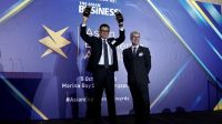 DIRUT PLN Darmawan Prasodjo (kiri) saat meraih penghargaan internasional mewakili Indonesia di Marina Bay Sands Expo and Convention Center Singapura. Foto: ist DIRUT PLN Darmawan Prasodjo (kiri) saat meraih penghargaan internasional mewakili Indonesia di Marina Bay Sands Expo and Convention Center Singapura. Foto: ist