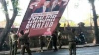 PENURUNAN baliho Ganjar-Mahfud di sekitar lokasi kunjungan Presiden Jokowi. Foto: adi PENURUNAN baliho Ganjar-Mahfud di sekitar lokasi kunjungan Presiden Jokowi. Foto: adi
