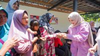 BACALEG DPR RI Dapil Pulau Lombok, Rannya Agustira Kristiono (kanan), saat membagikan telur pada ibu-ibu di Posyandu di Desa Pengadang, Kabupaten Loteng. Foto: ist BACALEG DPR RI Dapil Pulau Lombok, Rannya Agustira Kristiono (kanan), saat membagikan telur pada ibu-ibu di Posyandu di Desa Pengadang, Kabupaten Loteng. Foto: ist