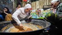 RANNYA Agustyra Kristiono mencoba membuat gula semut di Dusun Kedondong Atas, Desa Pusuk Lestari, Kecamatan Batulayar, Kabupaten Lobar, Jumat (6/10/2023). Foto: ist RANNYA Agustyra Kristiono mencoba membuat gula semut di Dusun Kedondong Atas, Desa Pusuk Lestari, Kecamatan Batulayar, Kabupaten Lobar, Jumat (6/10/2023). Foto: ist