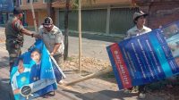 SATPOL PP Kabupaten Buleleng mencopot atribut parpol yang melanggar peraturan daerah. Foto: ist SATPOL PP Kabupaten Buleleng mencopot atribut parpol yang melanggar peraturan daerah. Foto: ist