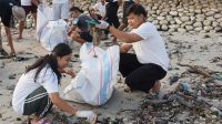 SISWA di Nusa Penida membersihkan sampah plastik di pesisir Pantai Batununggul, Jumat (6/10/2023). Foto: ist SISWA di Nusa Penida membersihkan sampah plastik di pesisir Pantai Batununggul, Jumat (6/10/2023). Foto: ist
