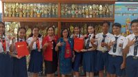 KEPALA SMPN 6 Denpasar, Ni Nyoman Suci foto bersama siswa yang meraih medali emas dan perak pada ajang Indonesia Inventors Day (IID). Foto: tra KEPALA SMPN 6 Denpasar, Ni Nyoman Suci foto bersama siswa yang meraih medali emas dan perak pada ajang Indonesia Inventors Day (IID). Foto: tra