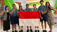KASEK Gusti Agung Ayu Made Seniwati foto bersama Lima siswa SMPN 2 Denpasar (Spentwo) yang meraih penghargaan medali emas dalam Indonesia Inventors Day (IID) yang dihelat oleh Indonesian Invention and Innovation Promotion Association (INNOPA). Foto: ist KASEK Gusti Agung Ayu Made Seniwati foto bersama Lima siswa SMPN 2 Denpasar (Spentwo) yang meraih penghargaan medali emas dalam Indonesia Inventors Day (IID) yang dihelat oleh Indonesian Invention and Innovation Promotion Association (INNOPA). Foto: ist